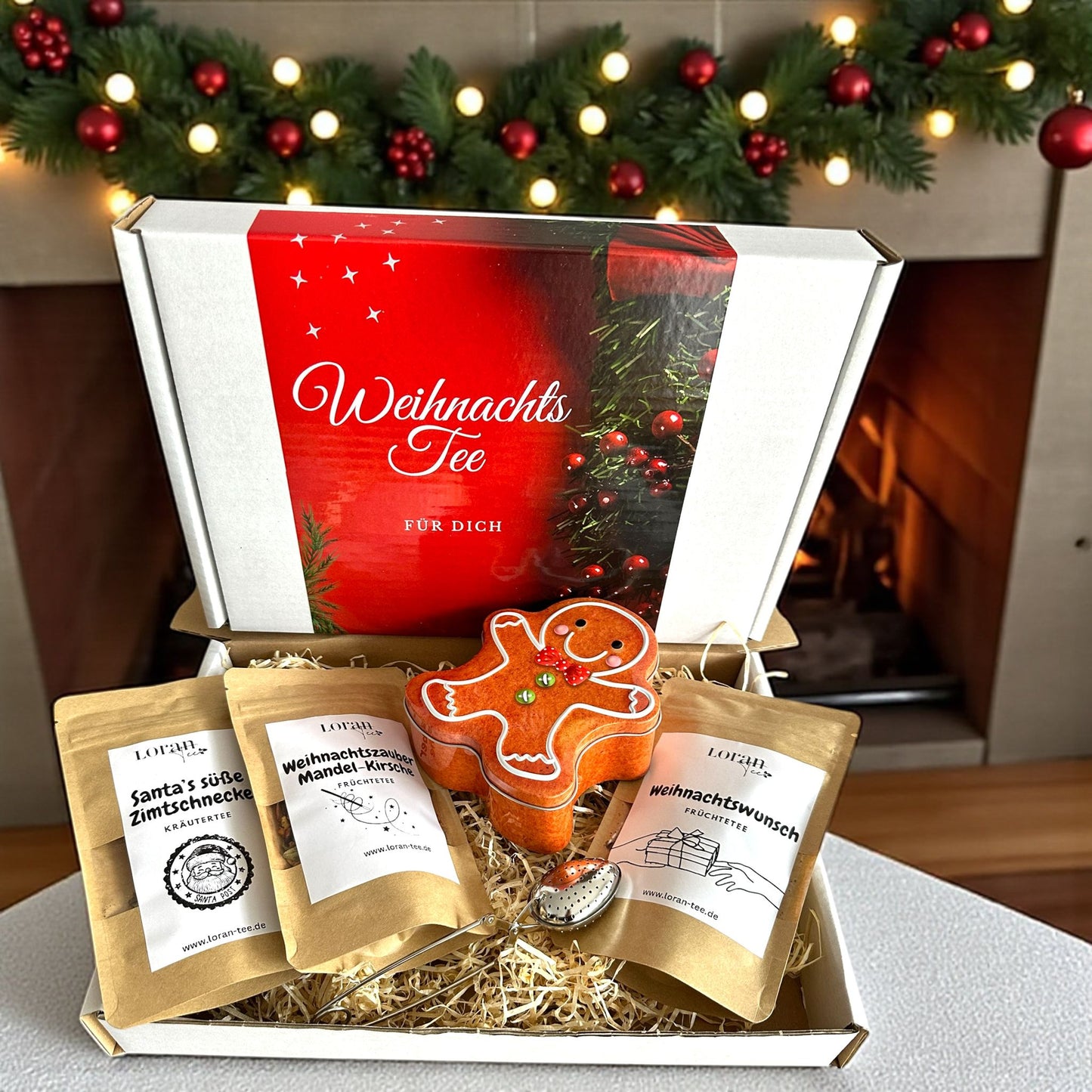 Tee Geschenkset Weihnachten – Santa’s süße Zimtschnecke, Weihnachtswunsch & Mandel-Kirsche – mit Dose & Teezange