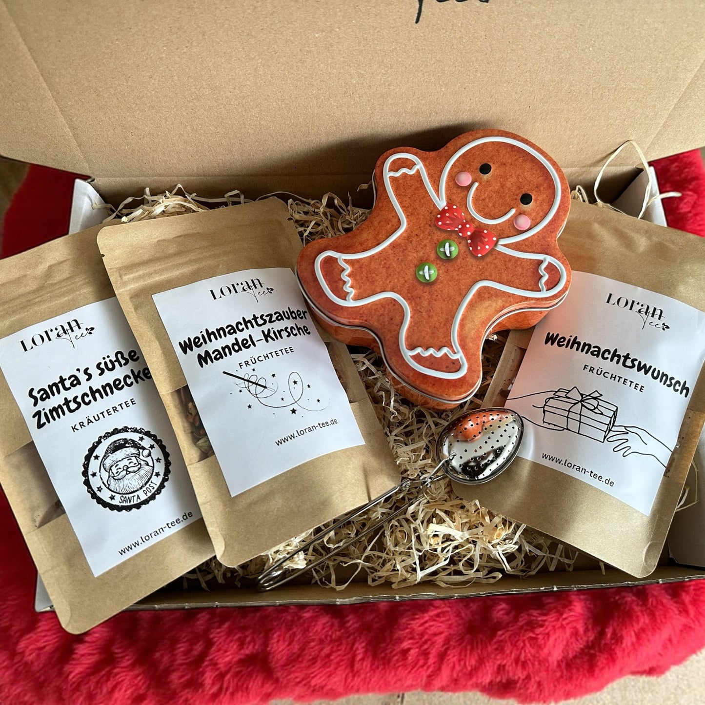 Tee Geschenkset Weihnachten – Santa’s süße Zimtschnecke, Weihnachtswunsch & Mandel-Kirsche – mit Dose & Teezange