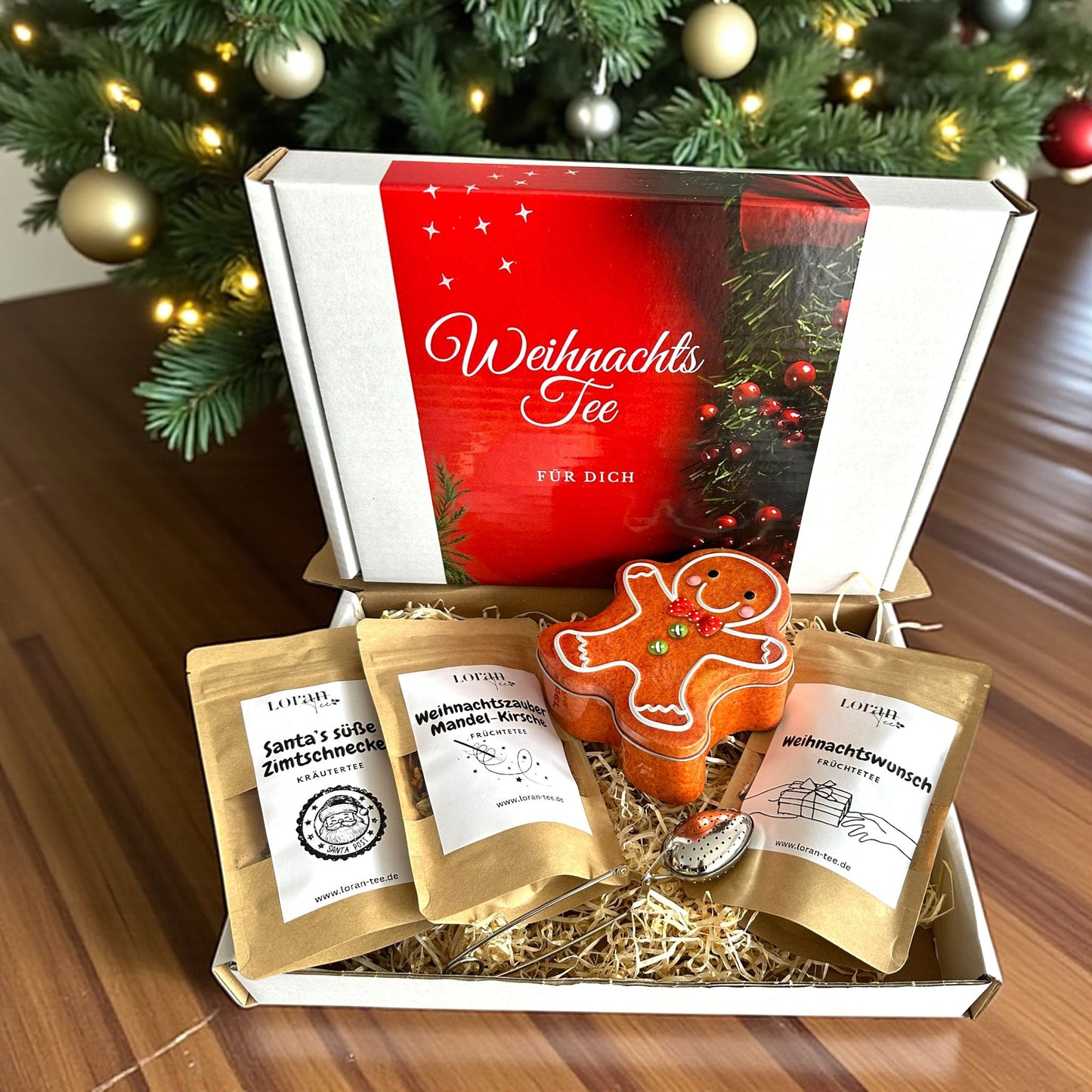 Tee Geschenkset Weihnachten – Santa’s süße Zimtschnecke, Weihnachtswunsch & Mandel-Kirsche – mit Dose & Teezange